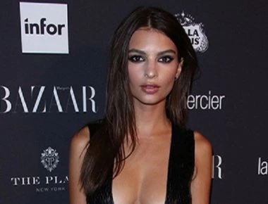 Η Έμιλυ Ρτακόφσκι ξαναχτυπά - Οι «καυτές» πόζες με εσώρουχα! (φώτο)